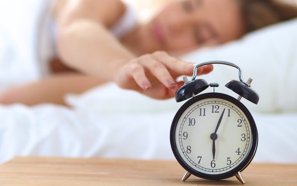 Подъем по будильнику: влияние привычек на сон человека