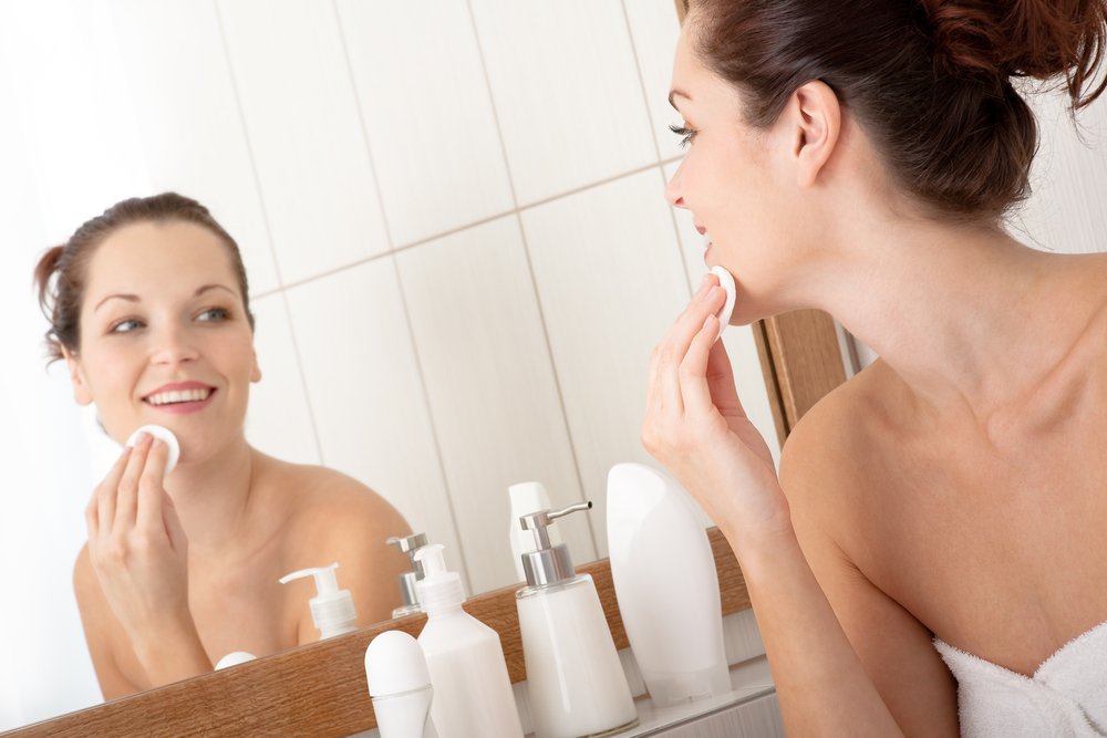 Этап очищения кожи перед нанесением макияжа обязателен