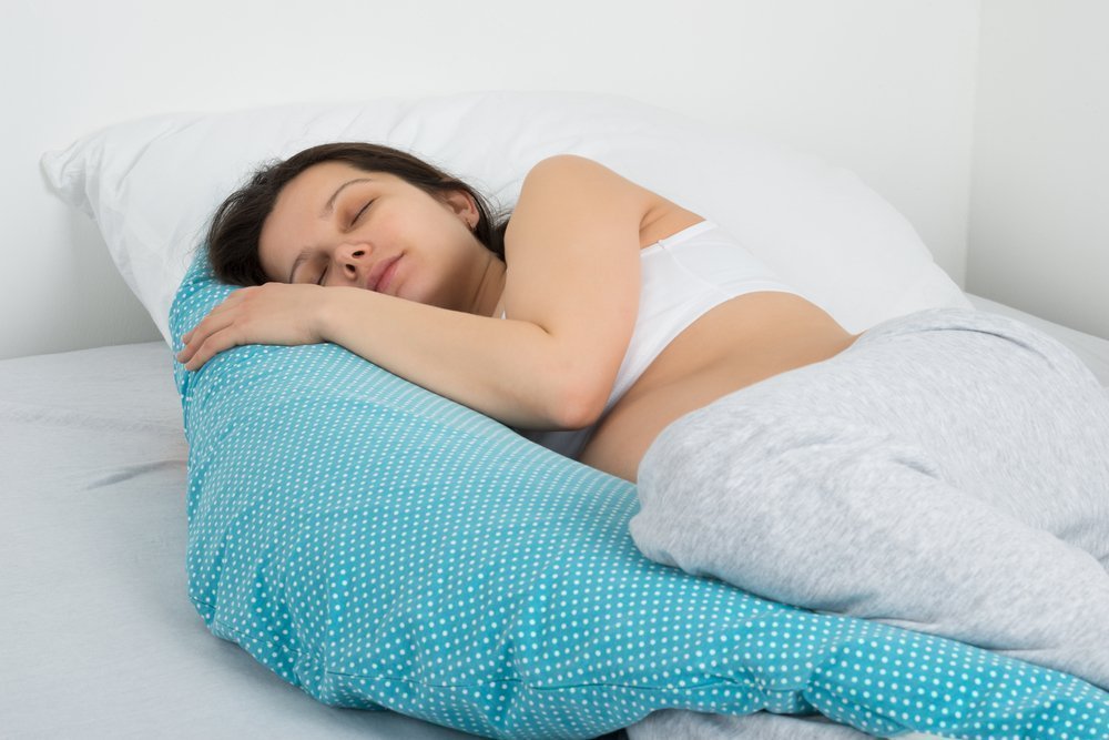 Здоровье мамы: зачем нужна специальная подушка для сна?