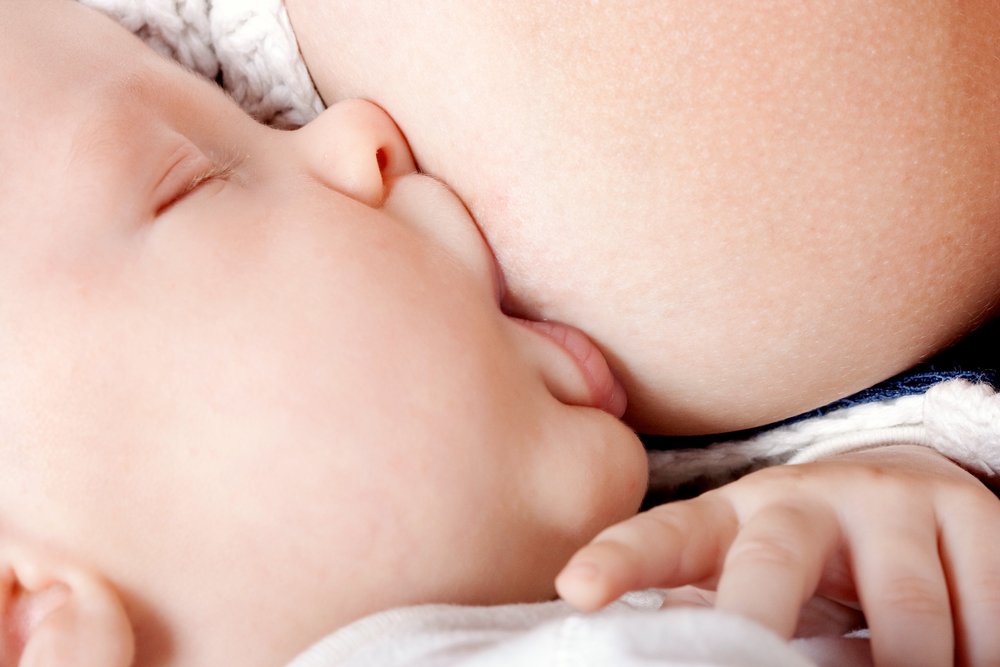 Просыпающиеся младенцы будут поощрять правильное прикладывание к груди