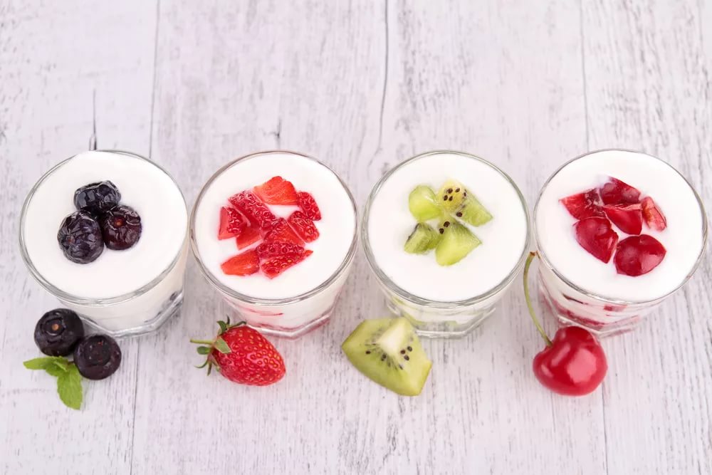 Йогурт, фрукты и ягоды