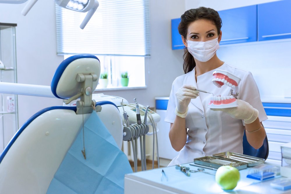 Запись на прием к стоматологу: когда впервые?