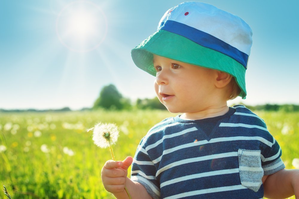 Если ребёнок летом много гулял, нужно ли давать витамин D?