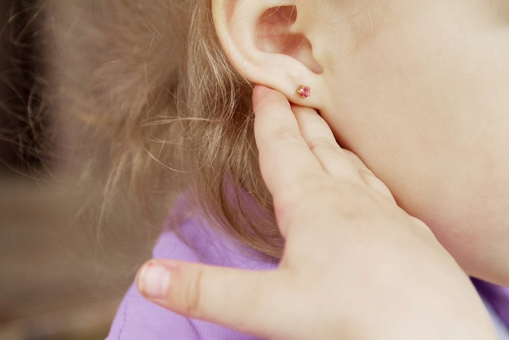 Оптимальный возраст детей для прокалывания ушей