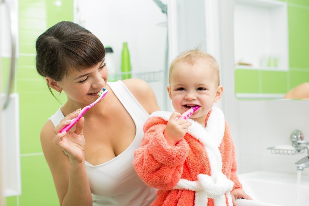 Молочные зубы необходимо начинать чистить с момента появления первого зубика