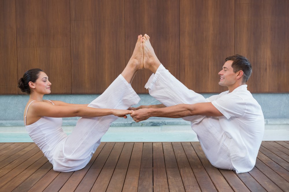 Простые позы йоги для парных тренировок