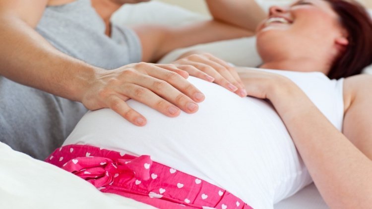 Физическая любовь на время беременности под запретом — спровоцирует роды