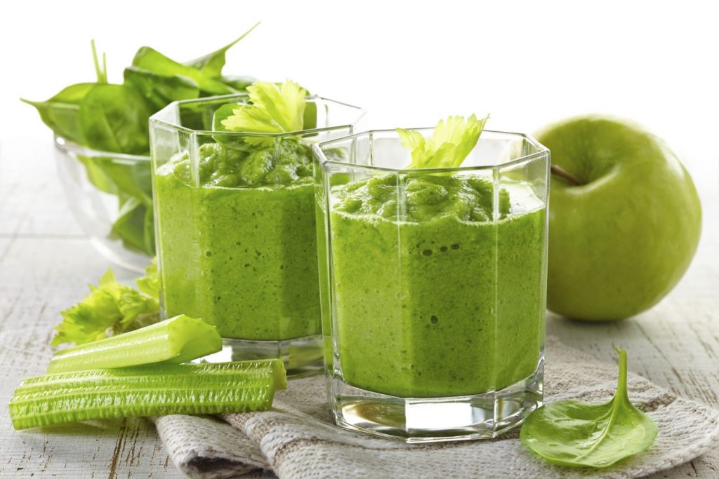 Зеленое смузи из овощей и фруктов Источник: storymil.com