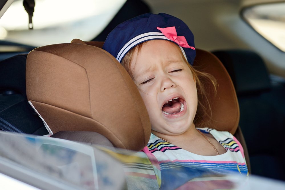 Как сохранять спокойствие, когда дети капризничают в машине?
