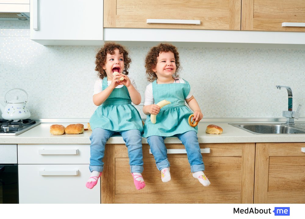 Дети-близнецы в семье: уход и воспитание