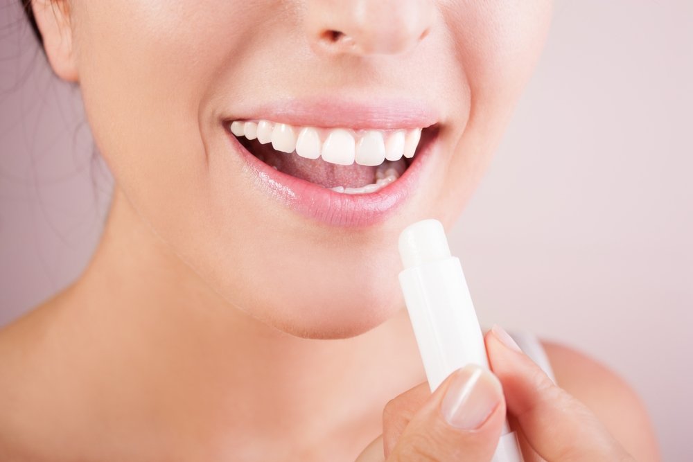 Как выбрать защитный бальзам, крем или помаду для красоты губ?