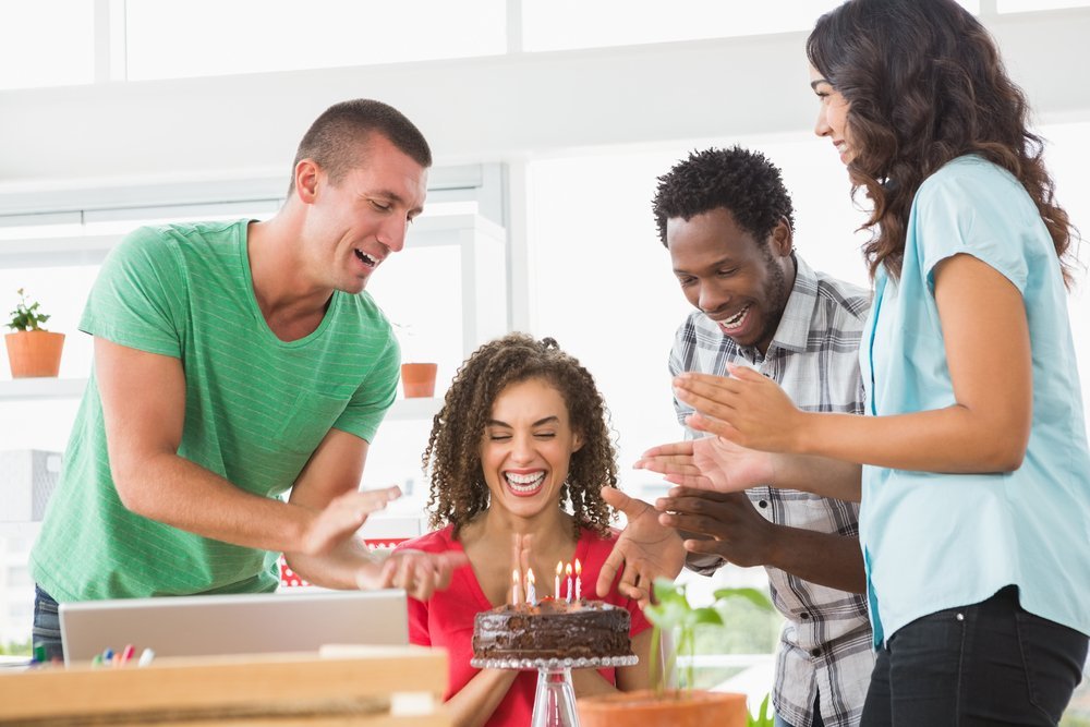 Совет 7. Купите торт и принесите в офис просто так, чтобы порадовать коллег