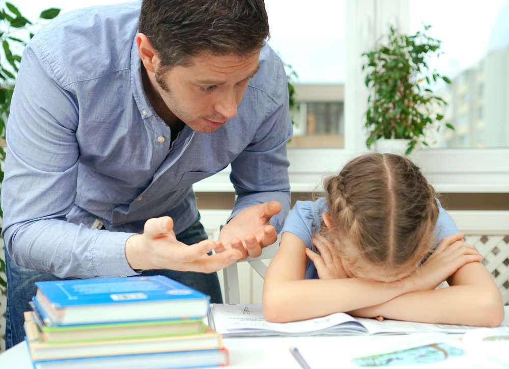 Отец мешает дочери делать уроки