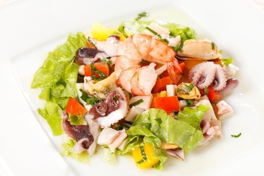 Салат из смеси морепродуктов