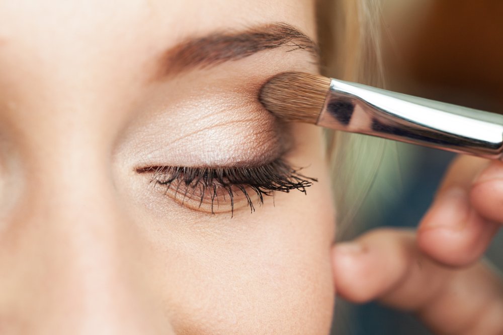 Советы по созданию макияжа для красоты лица при нависшем веке