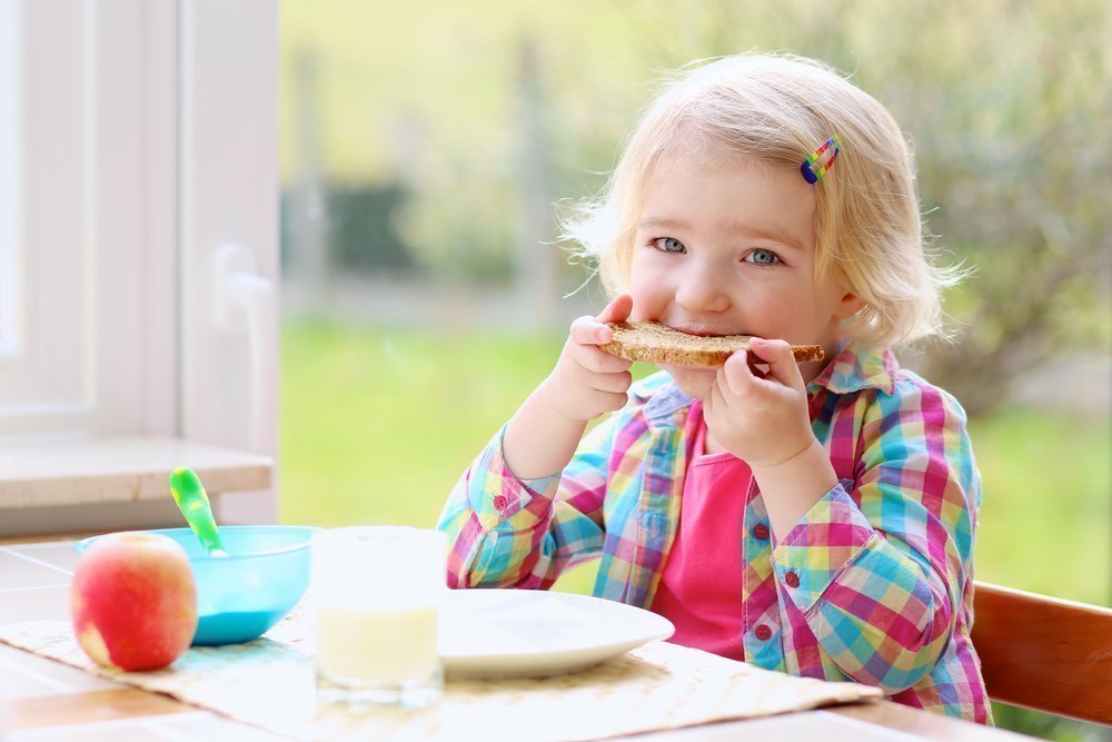 Миф 1: При простуде ребёнку следует как можно больше есть, чтобы быстрее выздороветь