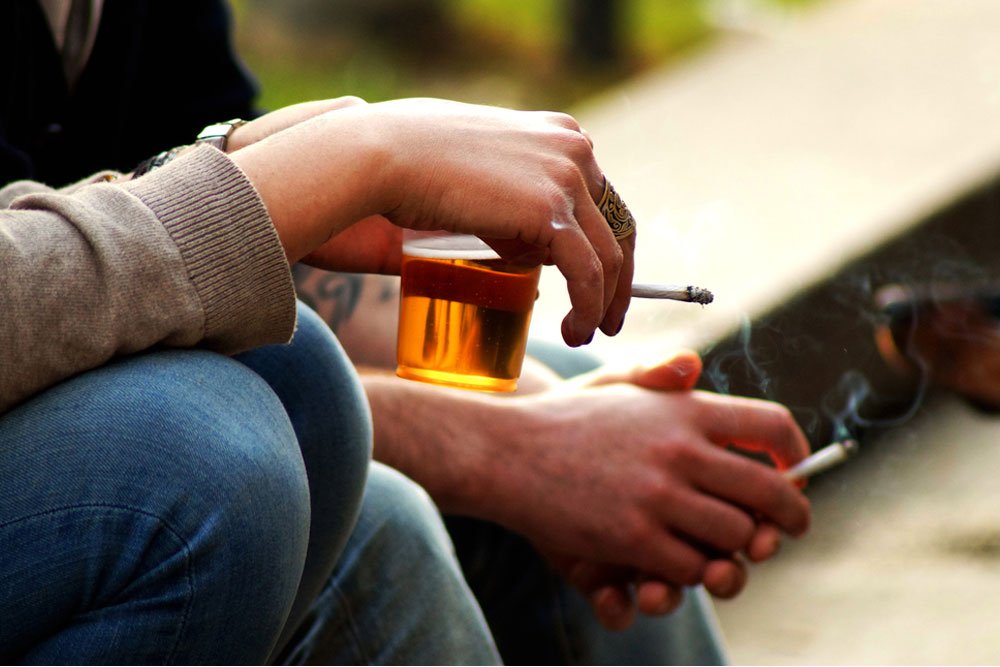 Как формируется алкоголизм: стресс, вредные привычки и другое?