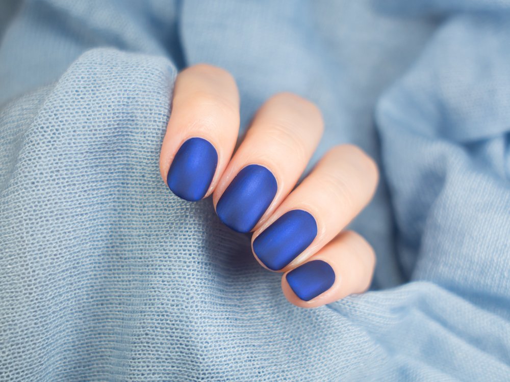 Модницы, которые красят ногти в темно-синий или черный цвет