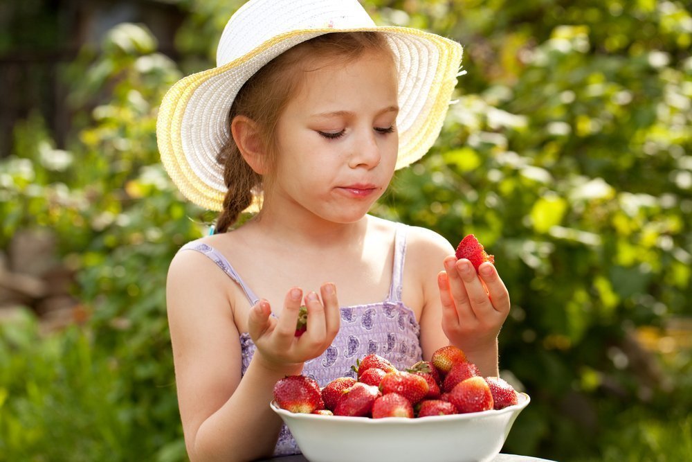 Клубника в рационе питания малыша: польза ягоды для здоровья