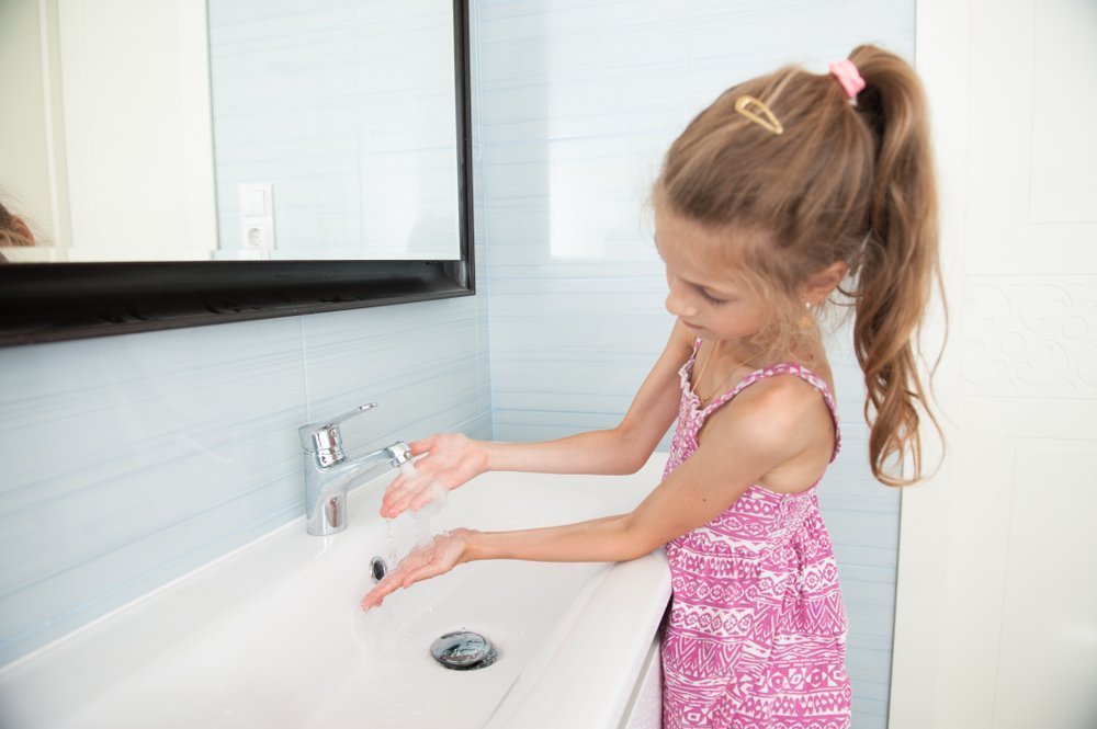 Молодая девушка в ванной трогает бритую киску