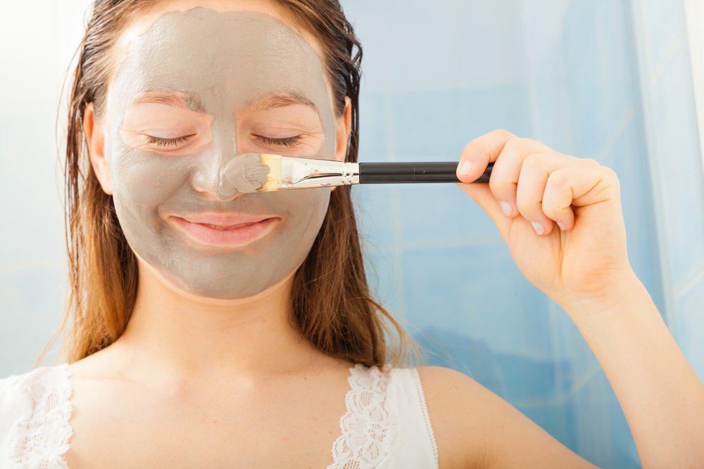 Как правильно осуществлять уход за кожей лица с помощью масок из глины?