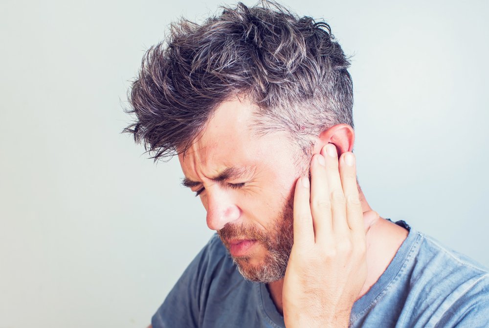 Боль и другие симптомы поражения уха