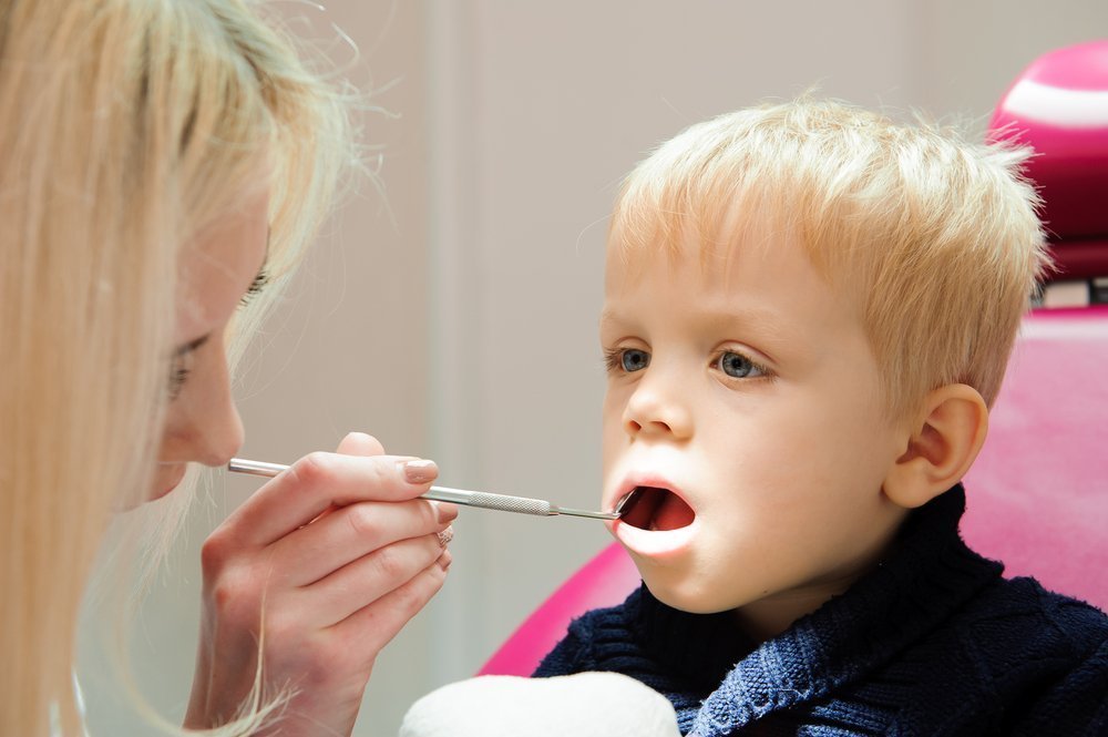 Ребёнок выбил зуб: первая помощь при травме