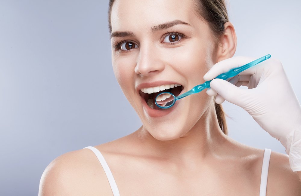 Как стоматолог проводит процедуру?