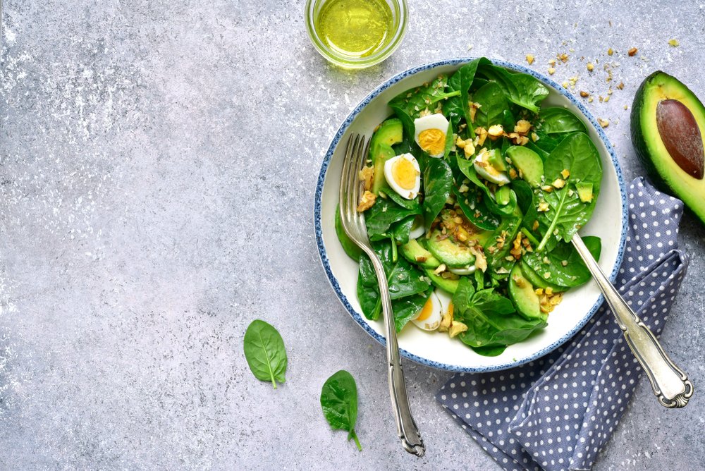 Здоровое питание: микс яиц и овощей в салатах
