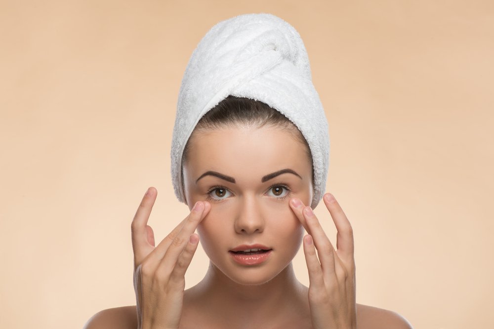 Как очищать кожу вокруг глаз