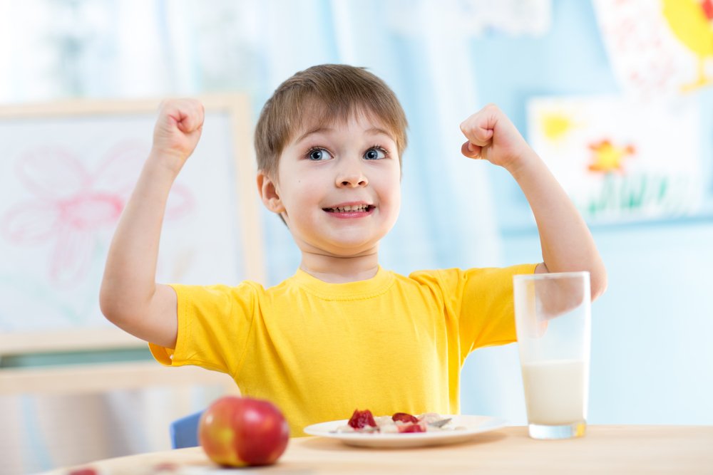 Чем родителям кормить детей летом?
