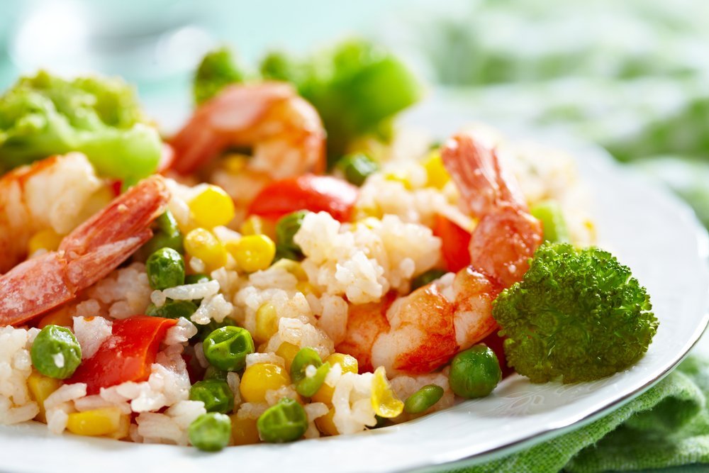 Рис с овощами и креветками для диетического питания