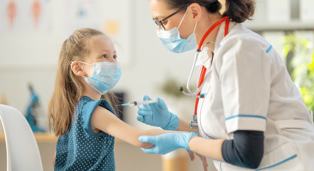 Прививать или нет? Плюсы и минусы вакцинации от коронавирусной инфекции для детей