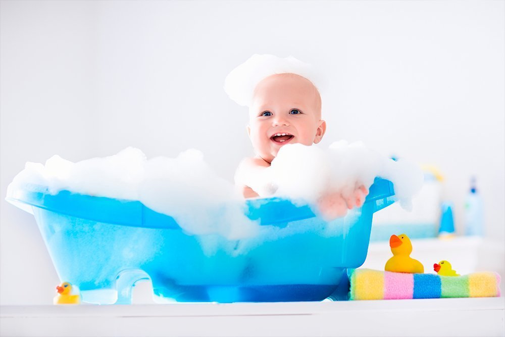 Водные процедуры: с какого возраста детей можно начинать обливания?