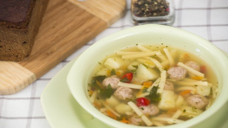 Рецепт первого блюда: наваристый суп с фрикадельками