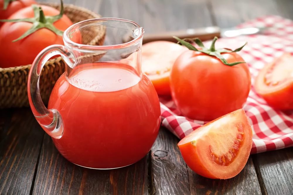 При каких болезнях не рекомендуется включать сок из помидоров в рацион питания?
