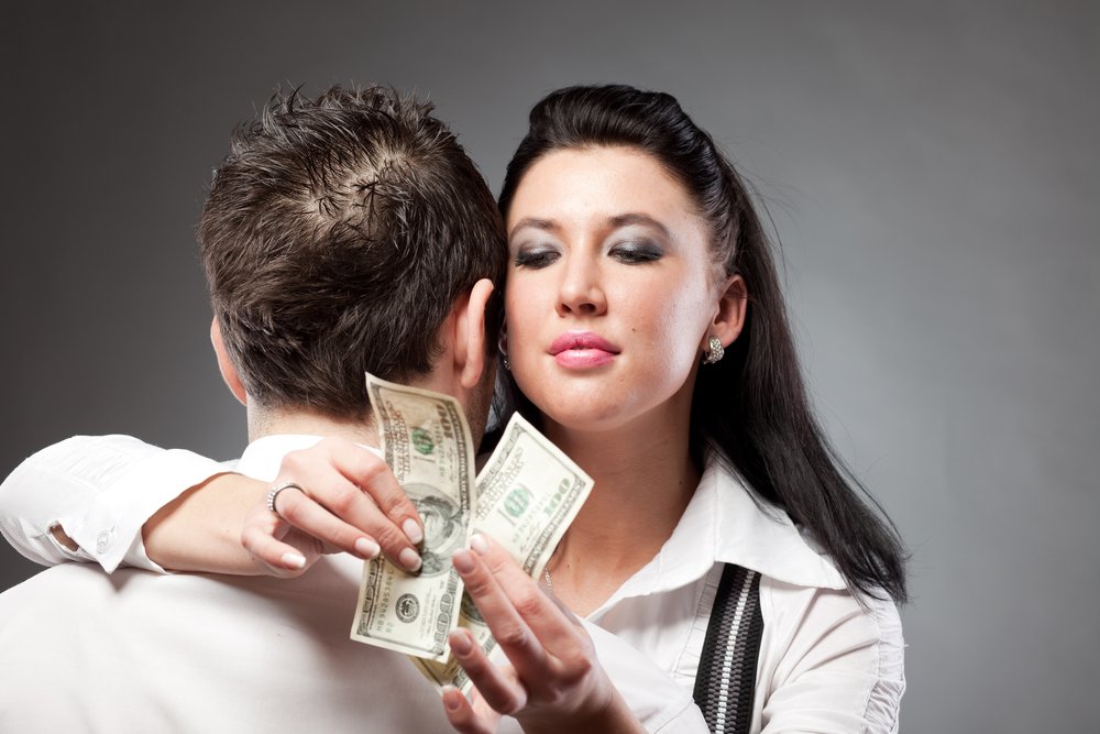 Любовь или деньги: негативные стороны женской расчетливости