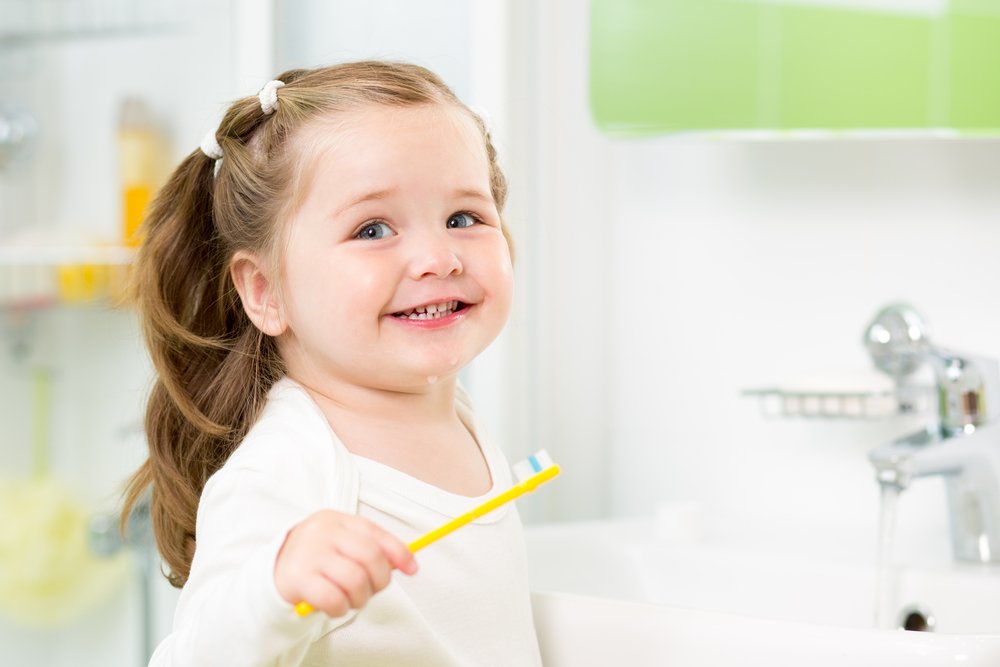 Чистить зубы детям нужно с момента их прорезывания