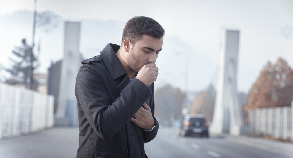 Утренний кашель, небольшая одышка — первые симптомы болезни «бронхит курильщика»