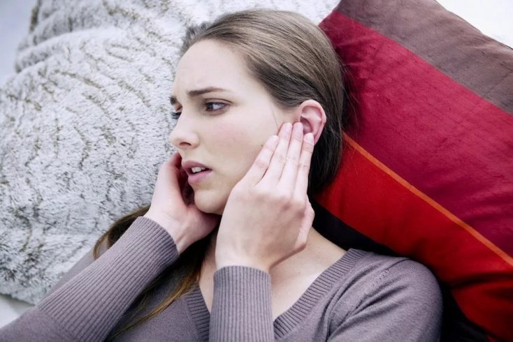 Почему болят уши при отите