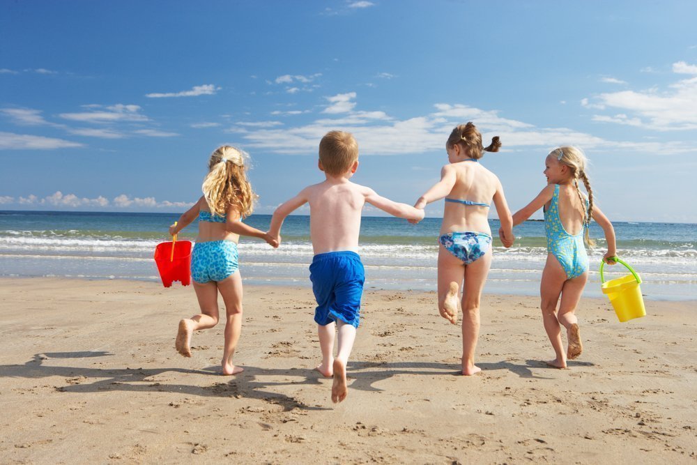 Летние развлечения детей на пляже.