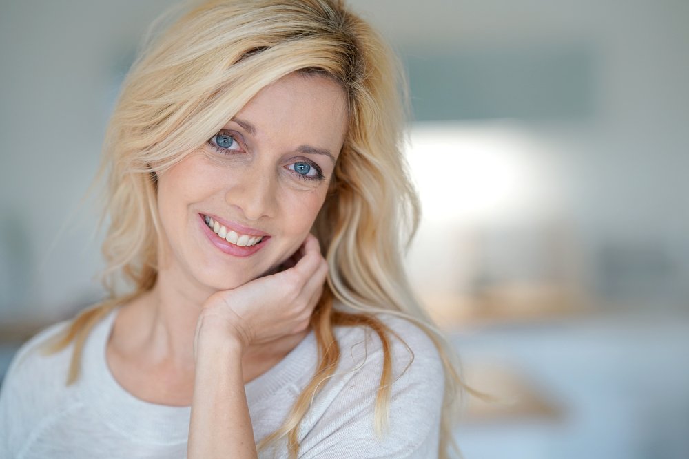 Schöne blonde frau