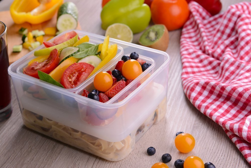 Пища класть. Картинка food Containers on the Table. Ланч бокс сэндвич помидорки черри сосиски фото.