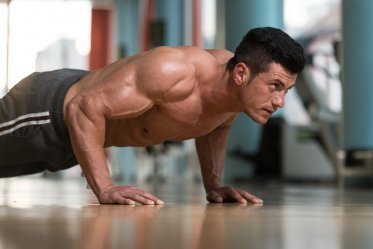 Тренировка для проработки мышц груди: базовые упражнения для новичков