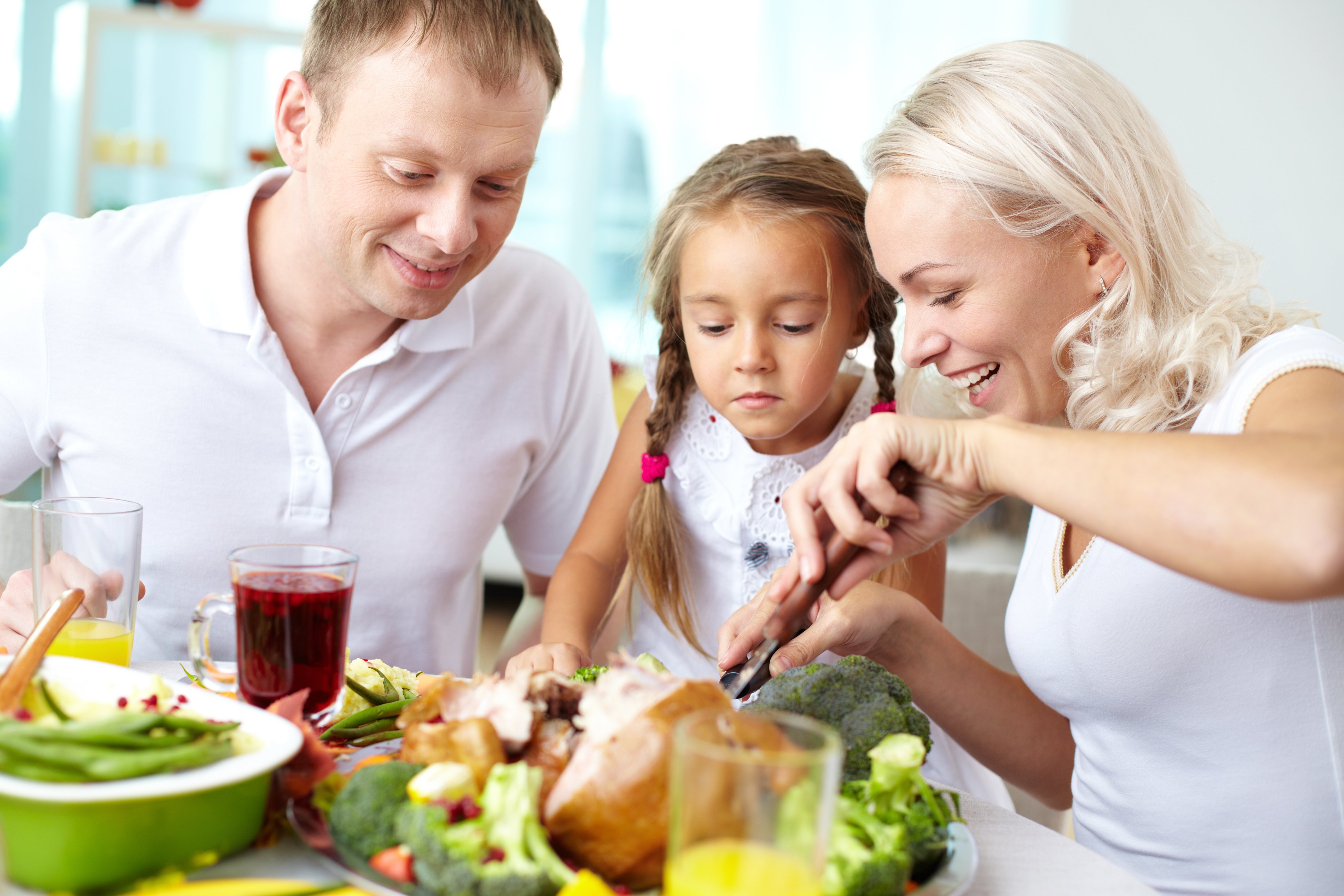 Выбираем всей семьей правила. Семейный обед. Здоровое питание в семье. Еда для детей. Семья обедает.