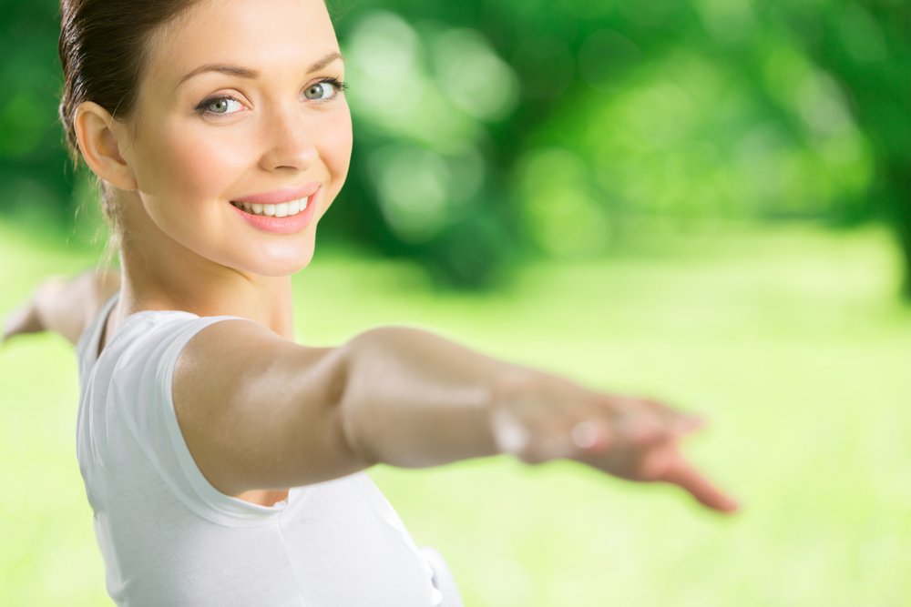 More exercise needed. Здоровые руки вытянутые женские. Девушка с вытянутой рукой спортивная. Девушка разрабатывает руку. Фото на первом плане вытянутая рука.