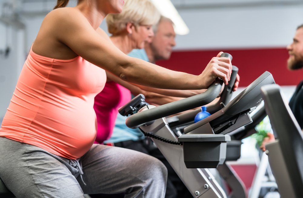 Занятия фитнесом на велотренажере во время беременности