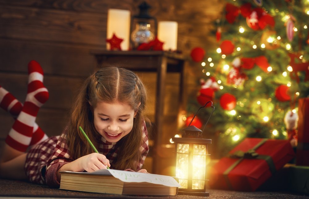 Ребёнок пишет письмо Деду Морозу