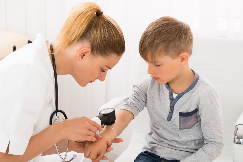 Почему болеют дети: микротравмы, иммунитет и вредные привычки