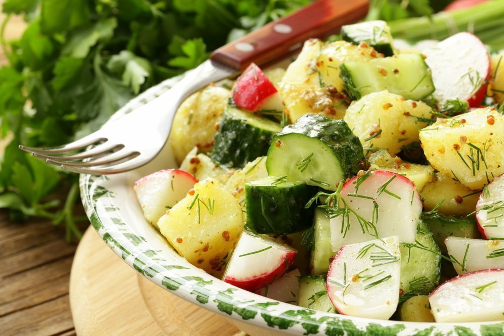 Хрустящий картофельный салат с овощами и арахисом